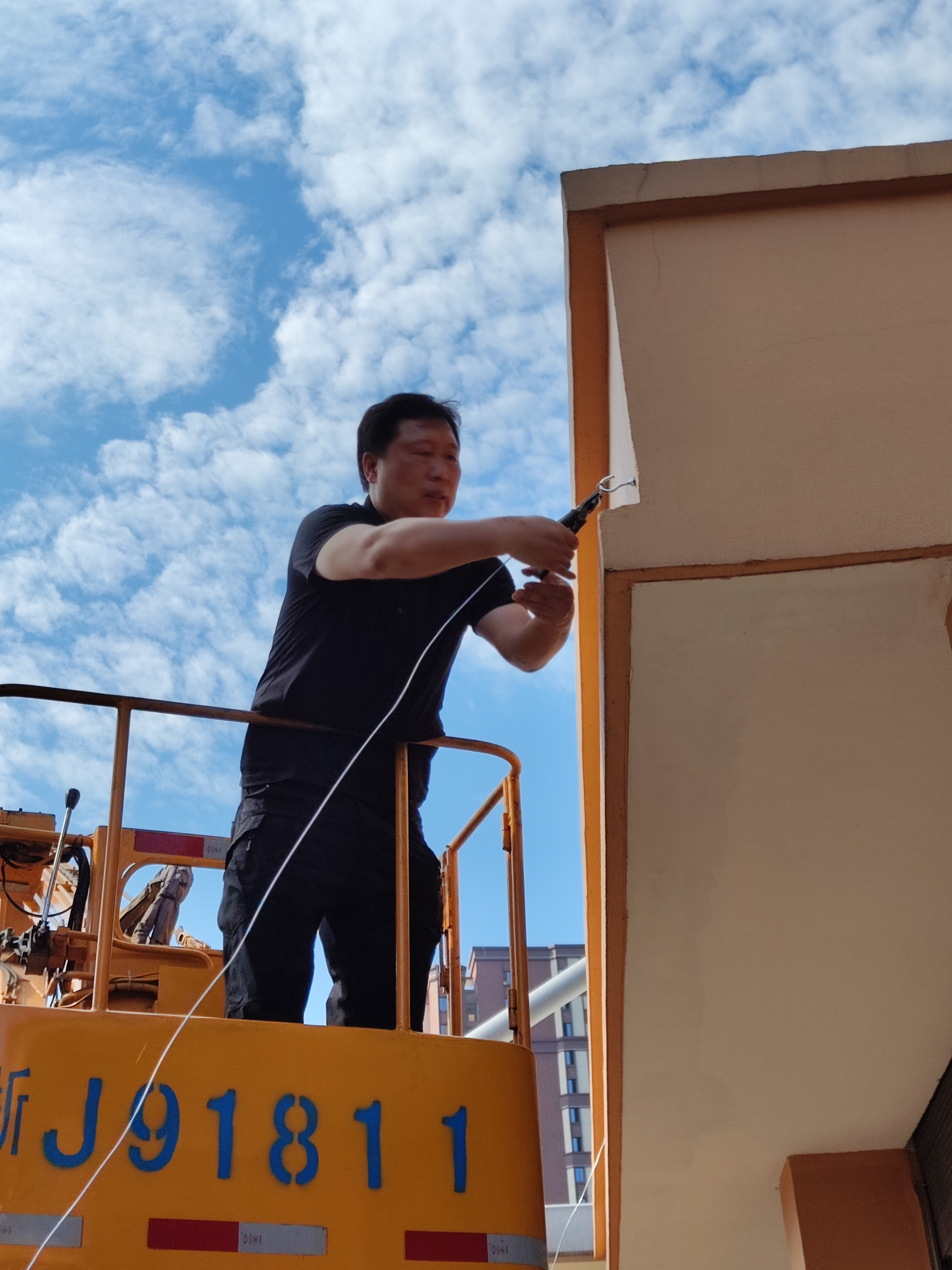 1659495398335480.jpg 圖為安裝遮陽(yáng)棚2.jpg